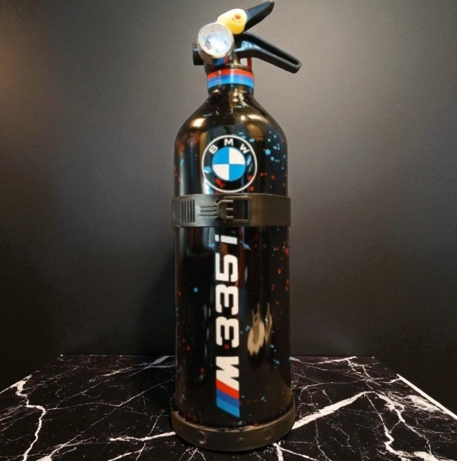 Extincteur fait mains sur le thème de BMW