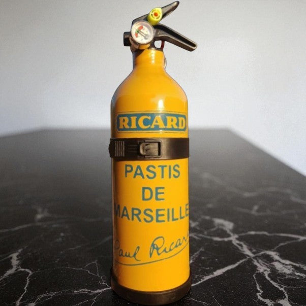 Extincteur fait mains sur le thème de RICARD