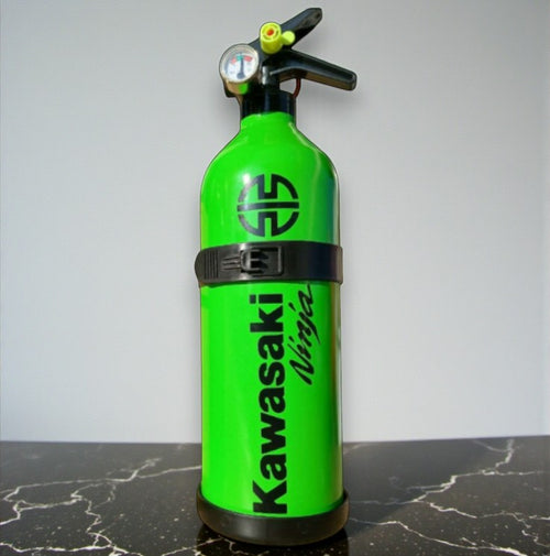 Extincteur fait mains sur le thème de KAWASAKI