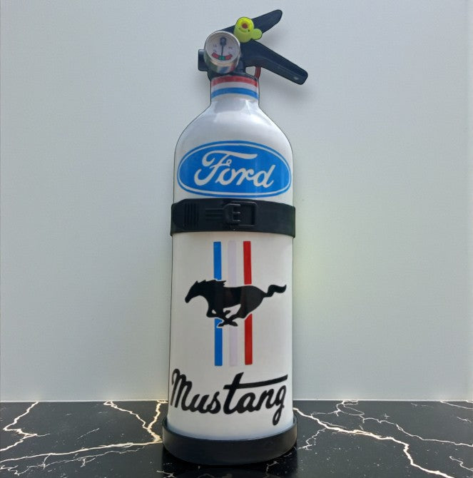 Extincteur fait mains sur le thème de FORD MUSTANG
