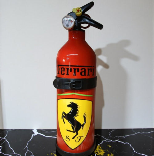 Extincteur fait mains sur le thème de FERRARI